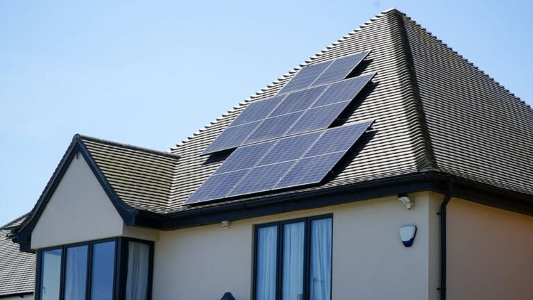 Cómo influye la instalación de placas solares en el certificado de eficiencia energética